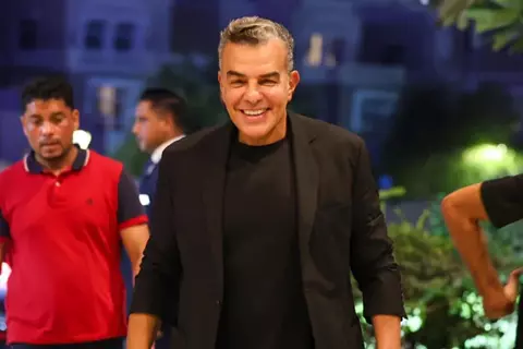 تصفيق باليد.. تهئنة خاصة من مرتجي للاعبي وجماهير الأهلي بعد الفوز على الزمالك (فيديو)